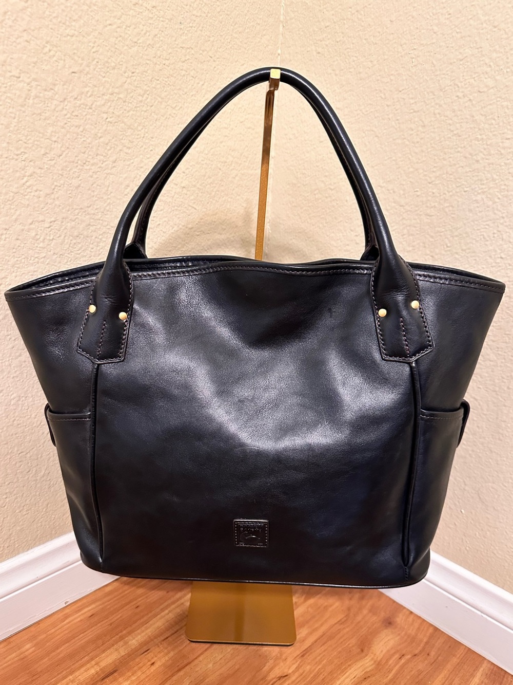 🦆👜 Dooney & Bourke "Kristen" Leather Flared Tote 🦆👜